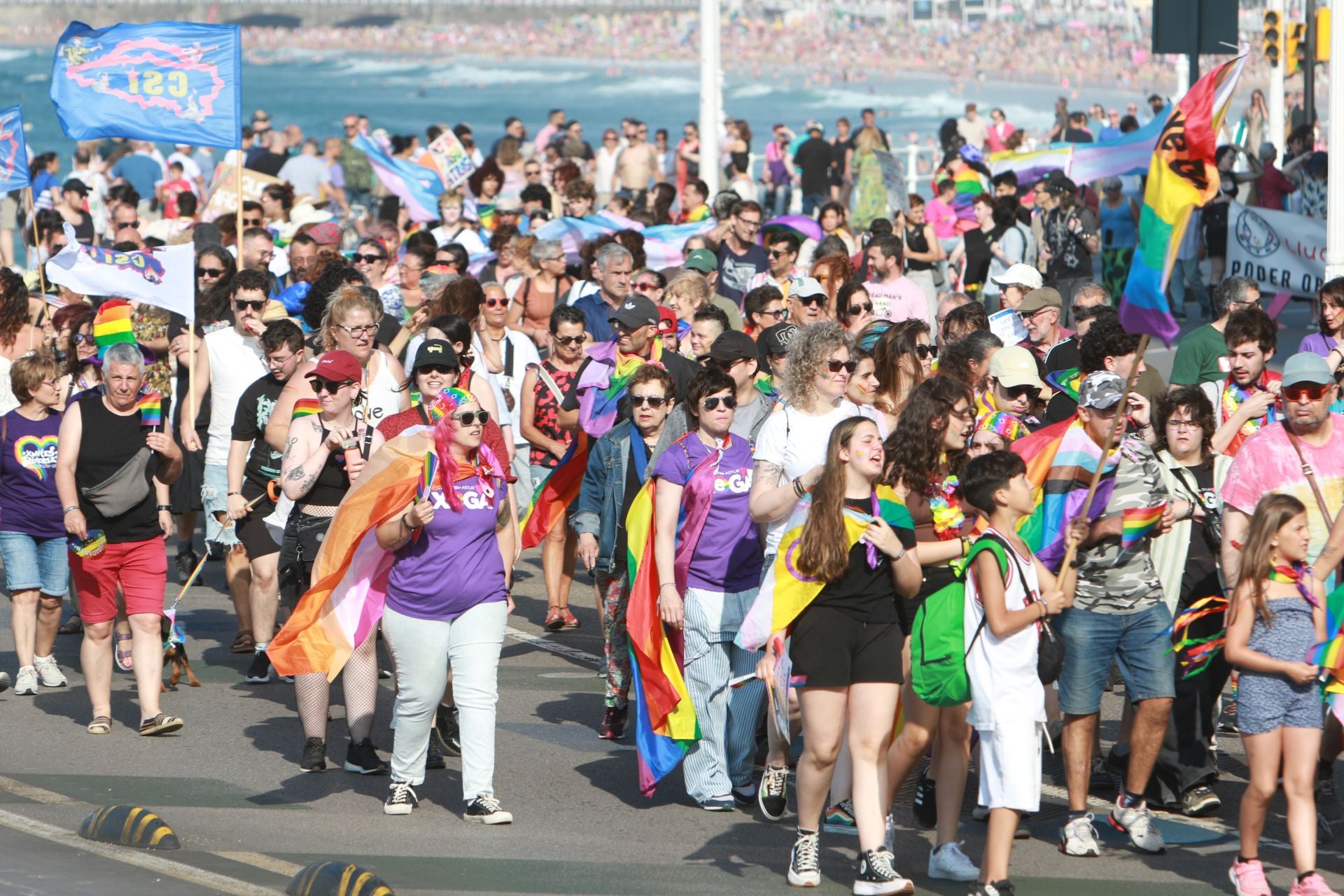 Fotos: Multitudinaria manifestación por los derechos LGTBIQ+, en Gijón