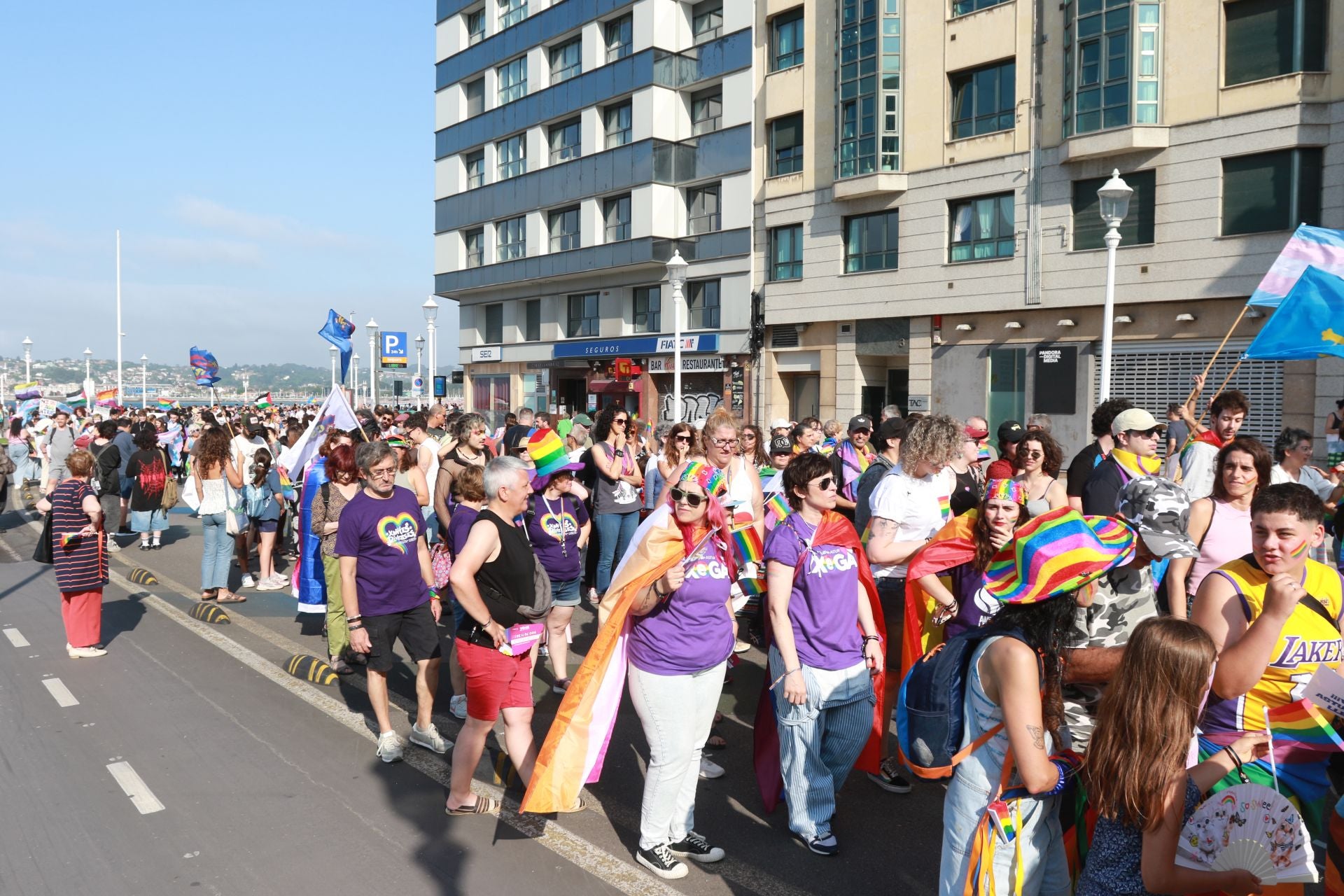 Fotos: Multitudinaria manifestación por los derechos LGTBIQ+, en Gijón