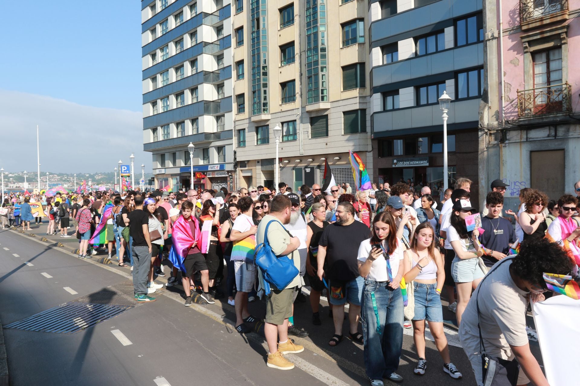 Fotos: Multitudinaria manifestación por los derechos LGTBIQ+, en Gijón