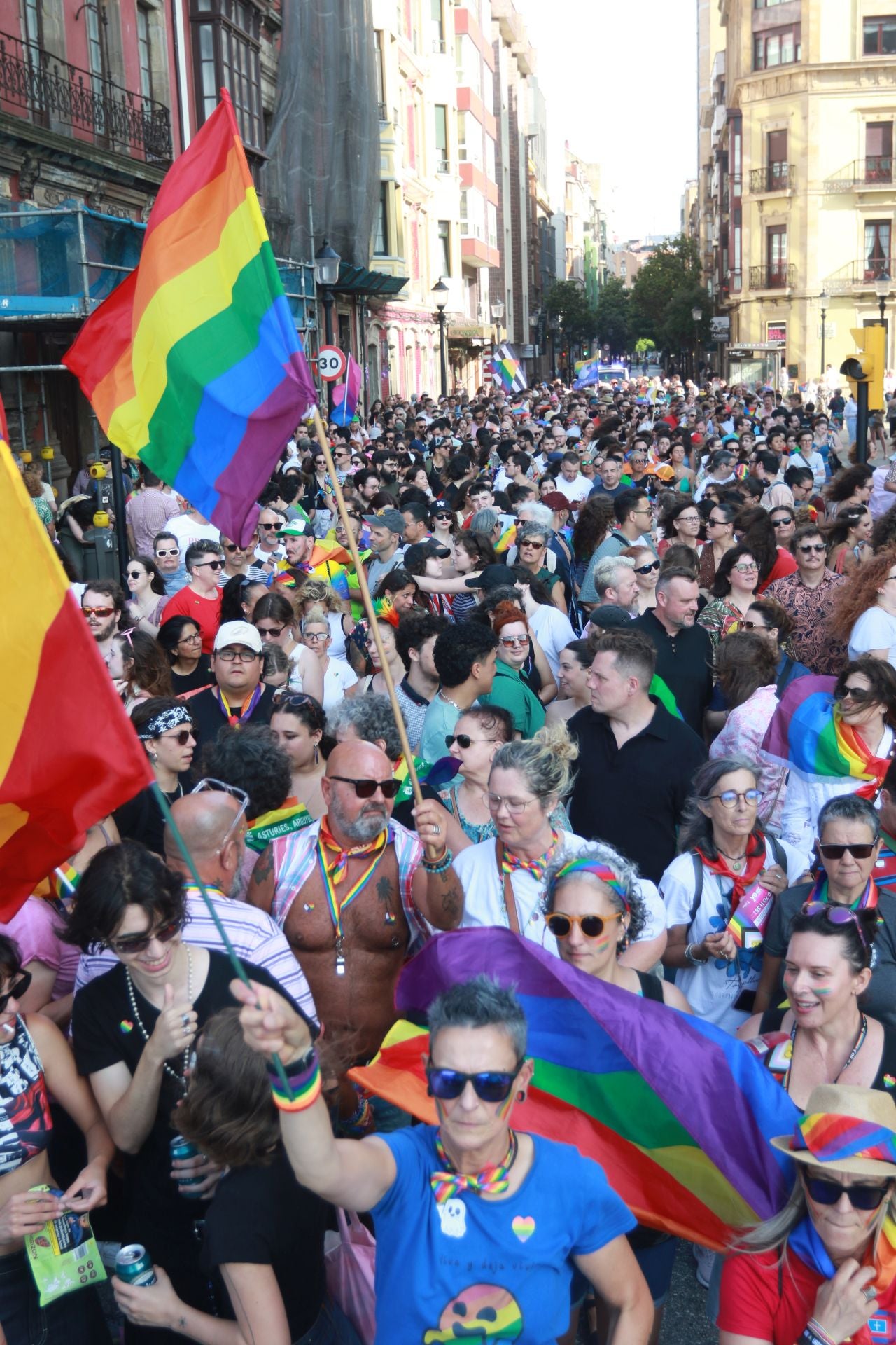 Fotos: Multitudinaria manifestación por los derechos LGTBIQ+, en Gijón