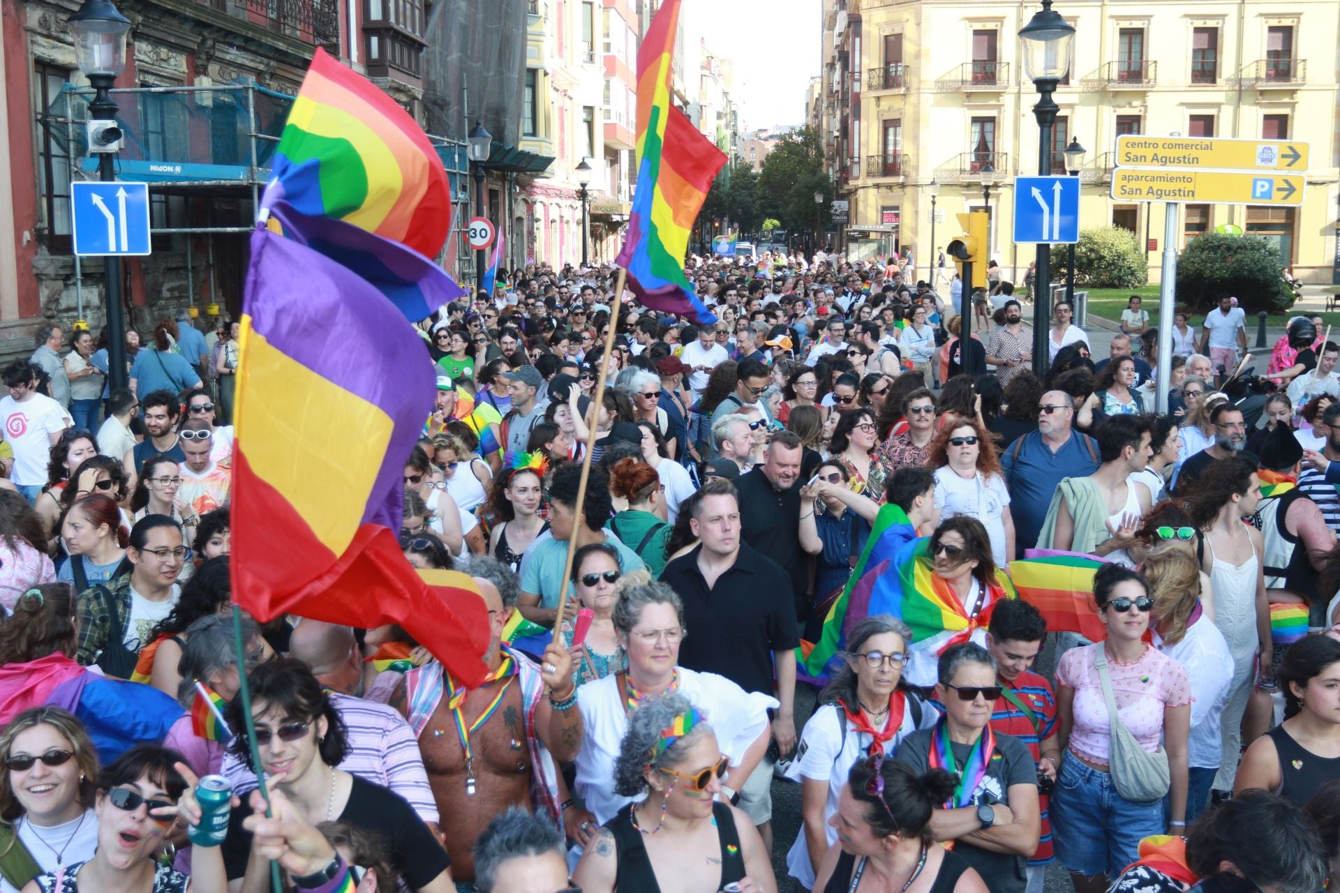 Fotos: Multitudinaria manifestación por los derechos LGTBIQ+, en Gijón