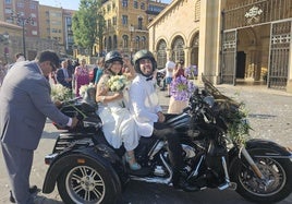 Xana Vázquez y Pablo Díaz, en una Harley, a las puertas de la iglesia de San Pedro, en Gijón.