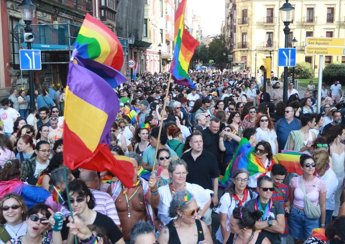 Imagen secundaria 1 - Más de 2.000 personas se movilizan en Gijón por los derechos LGTBIQ+ en el Día del Orgullo