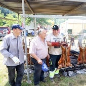 Los vecinos durante la preparación de los corderos a la estaca en Santianes.