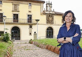 Montserrat López Moro, delante del Palacio de San Andrés de Cornellana, en Contrueces.