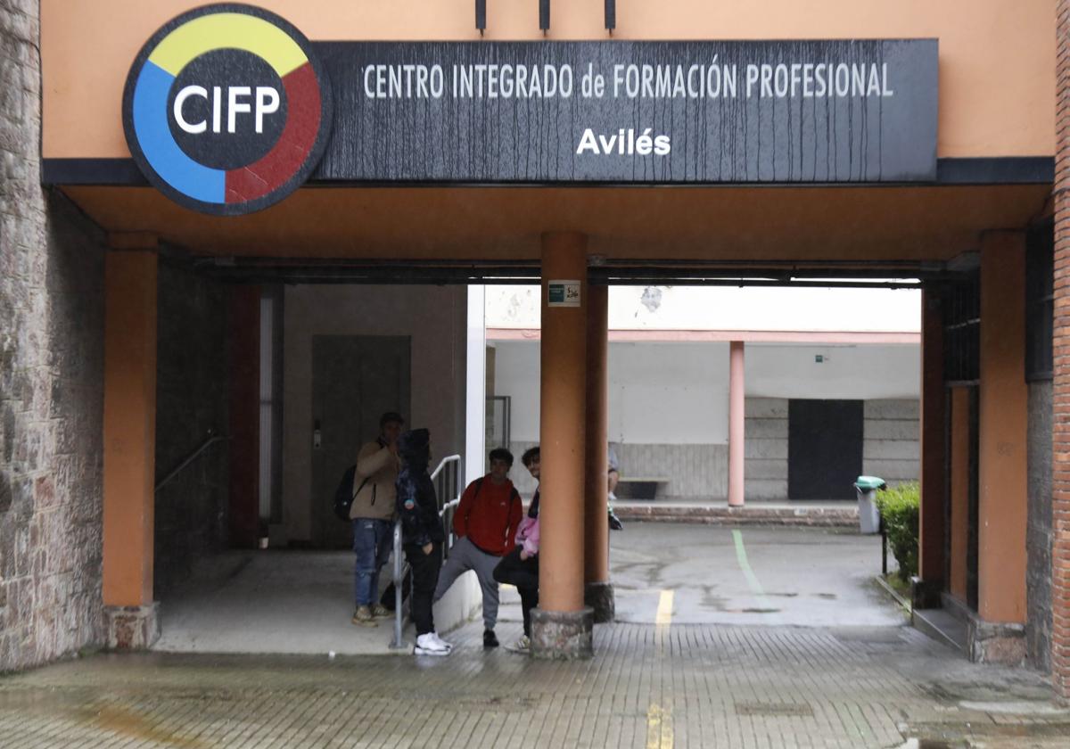 Entrada principal del CIFP Avilés por la calle del Marqués.