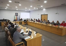 El Pleno de Castrillón con la oposición frente al gobierno.