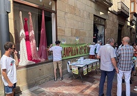 La recogida de firmas contra el aparcamiento de El Campillín, en la calle Magdalena.