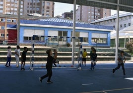 Menores avilesinos, en una actividad extraescolar deportiva.