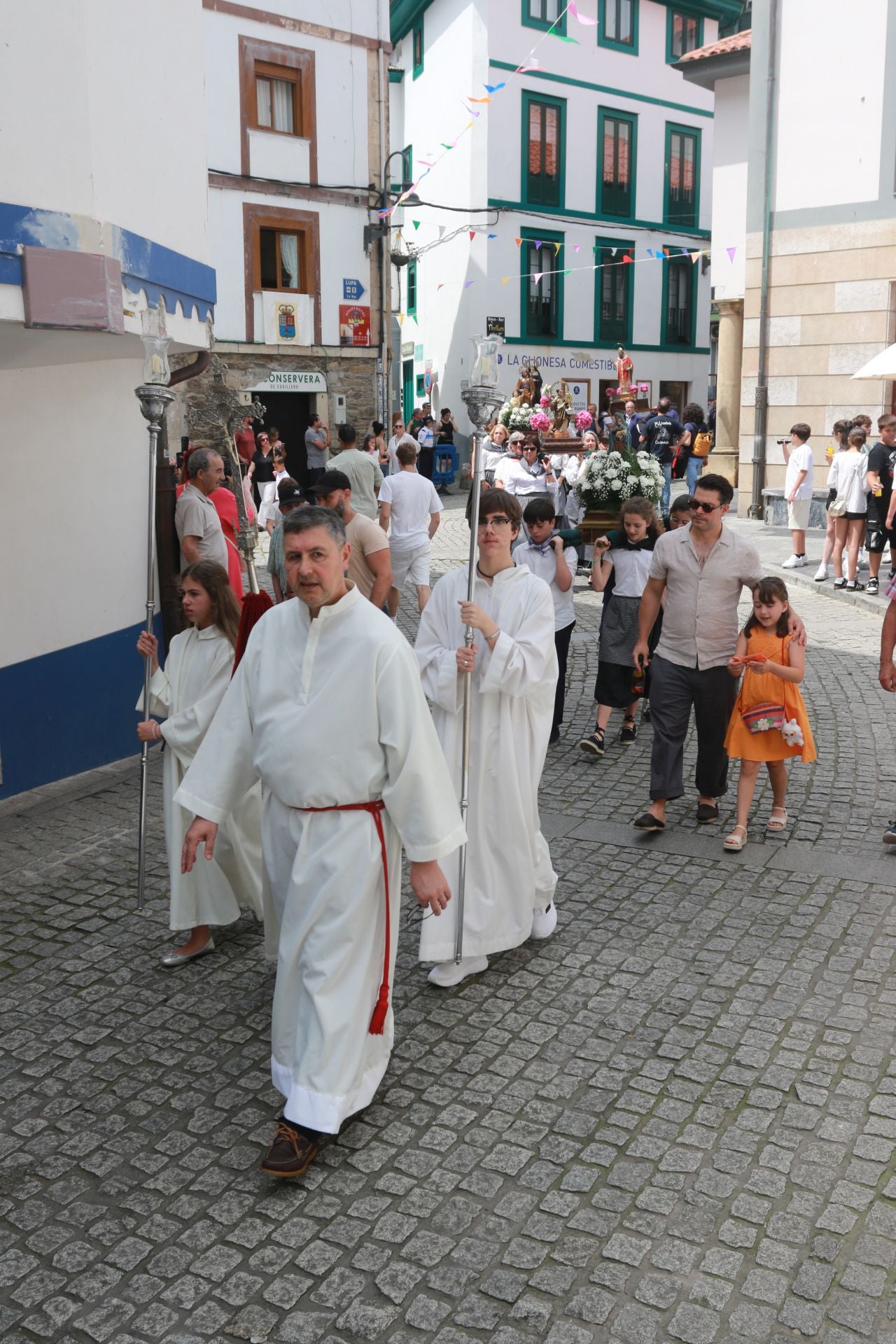 Cudillero vive una Amuravela multitudinaria por San Pedro