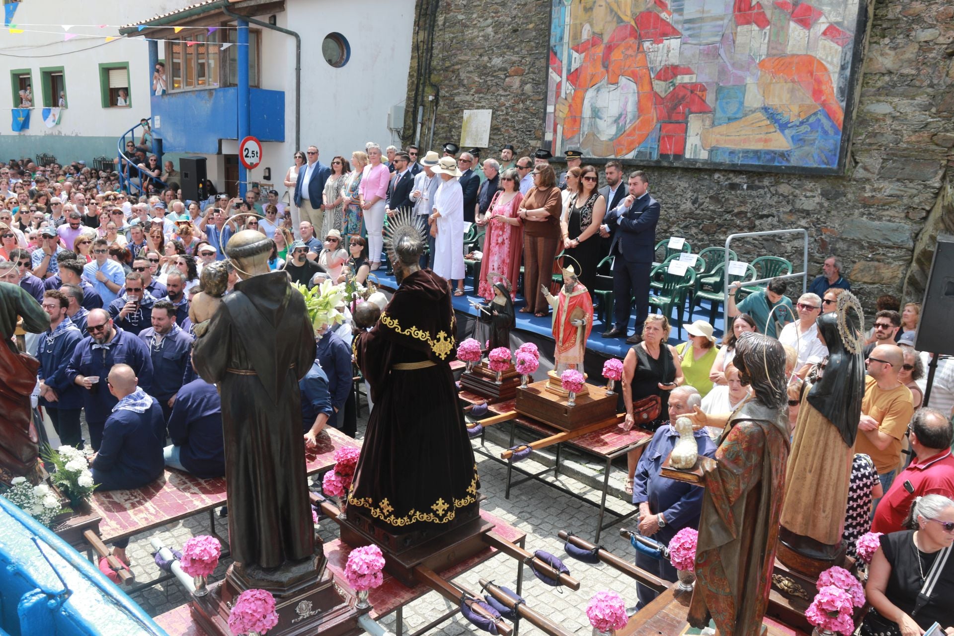 Cudillero vive una Amuravela multitudinaria por San Pedro