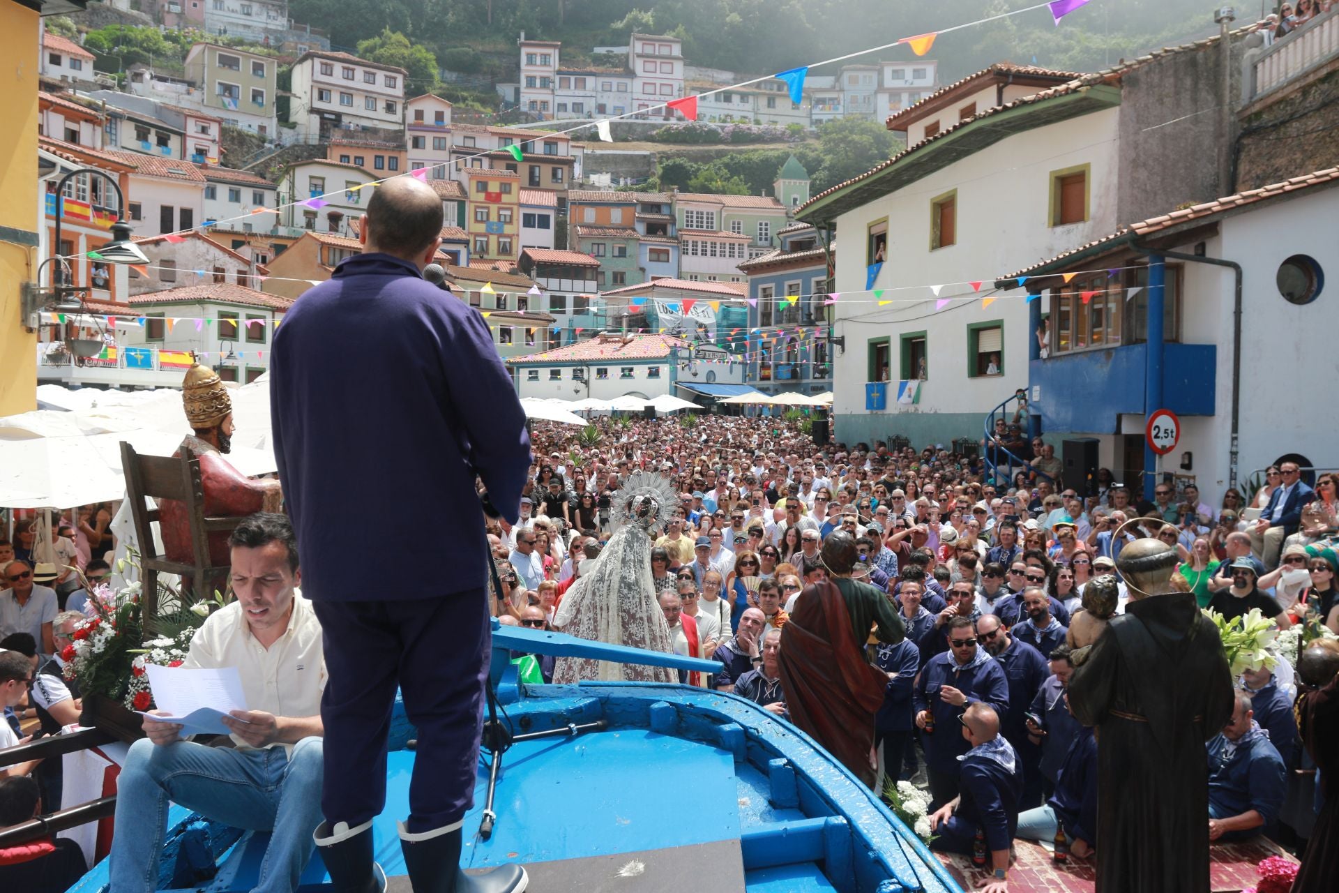 Cudillero vive una Amuravela multitudinaria por San Pedro