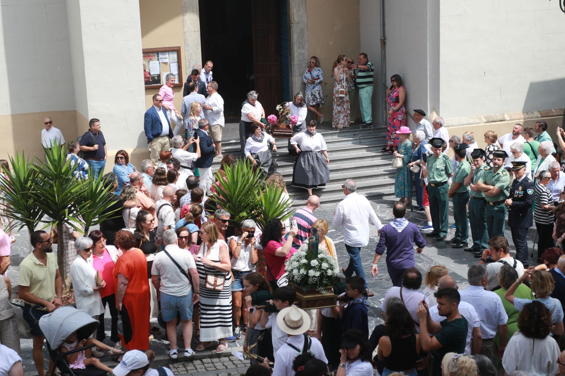 Cudillero vive una Amuravela multitudinaria por San Pedro