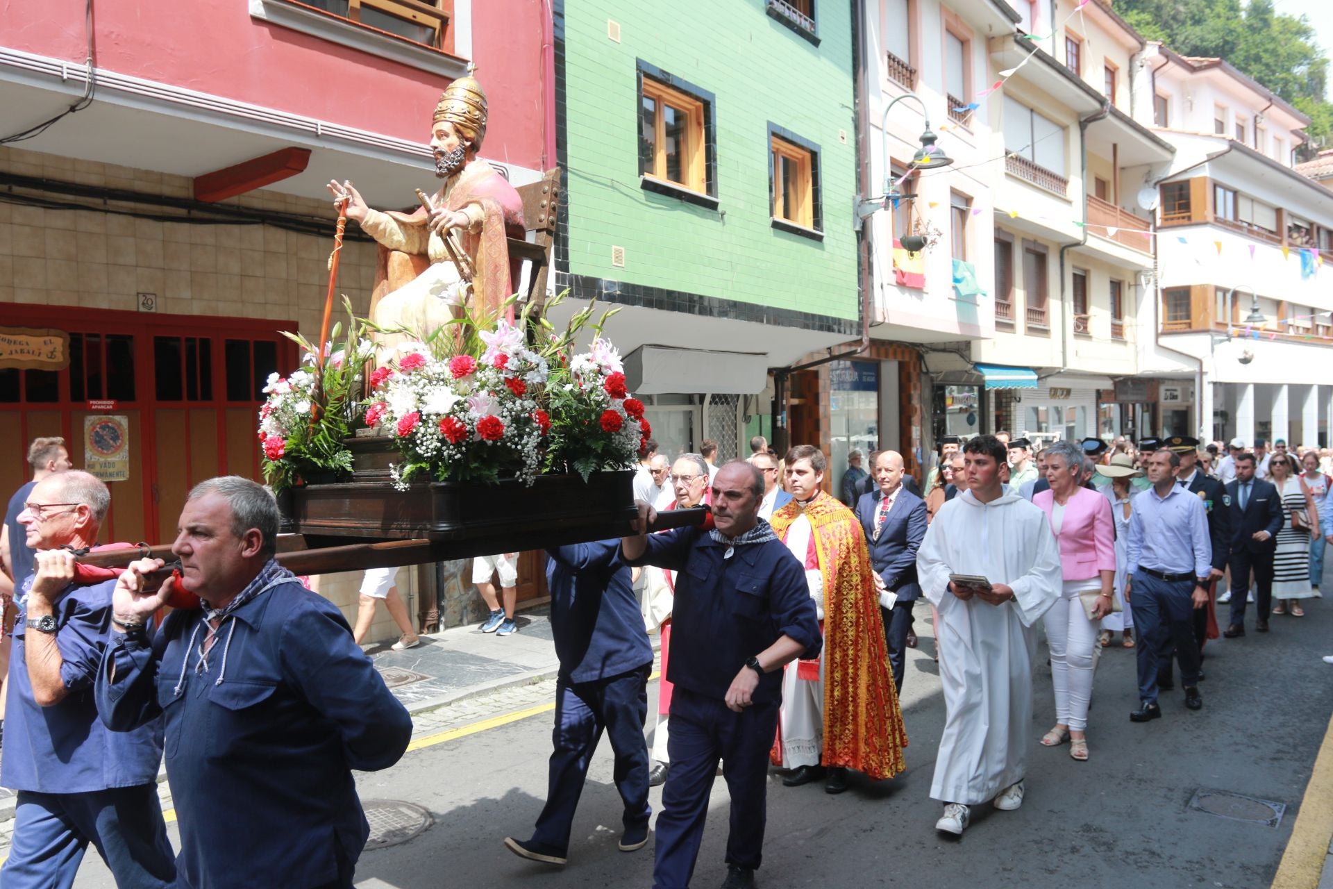 Cudillero vive una Amuravela multitudinaria por San Pedro