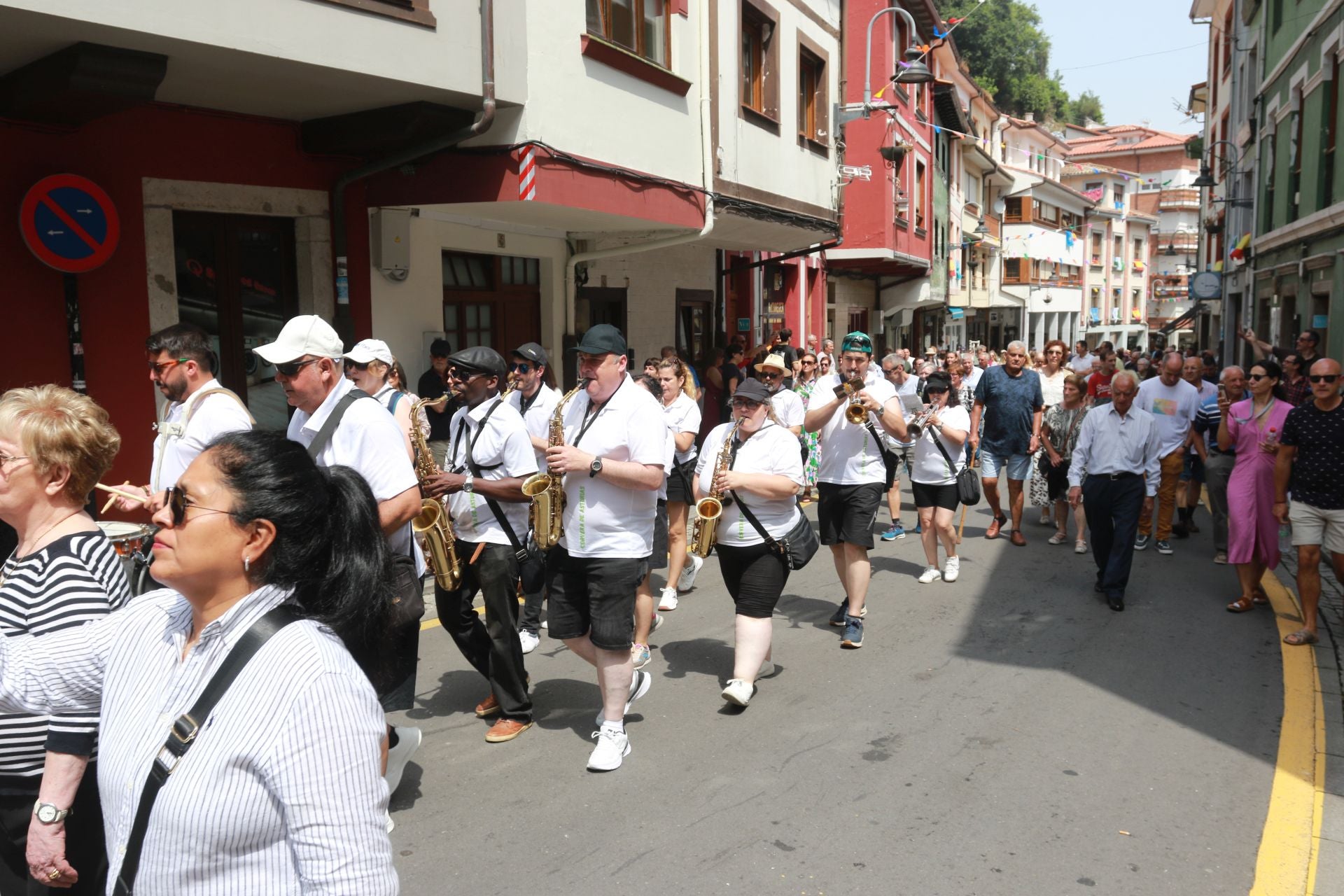 Cudillero vive una Amuravela multitudinaria por San Pedro