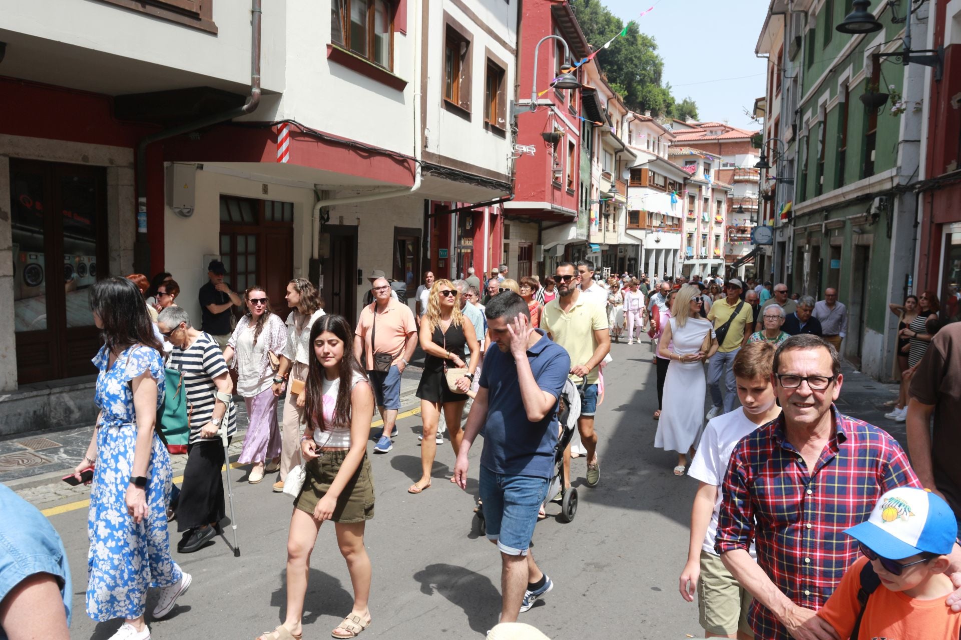 Cudillero vive una Amuravela multitudinaria por San Pedro