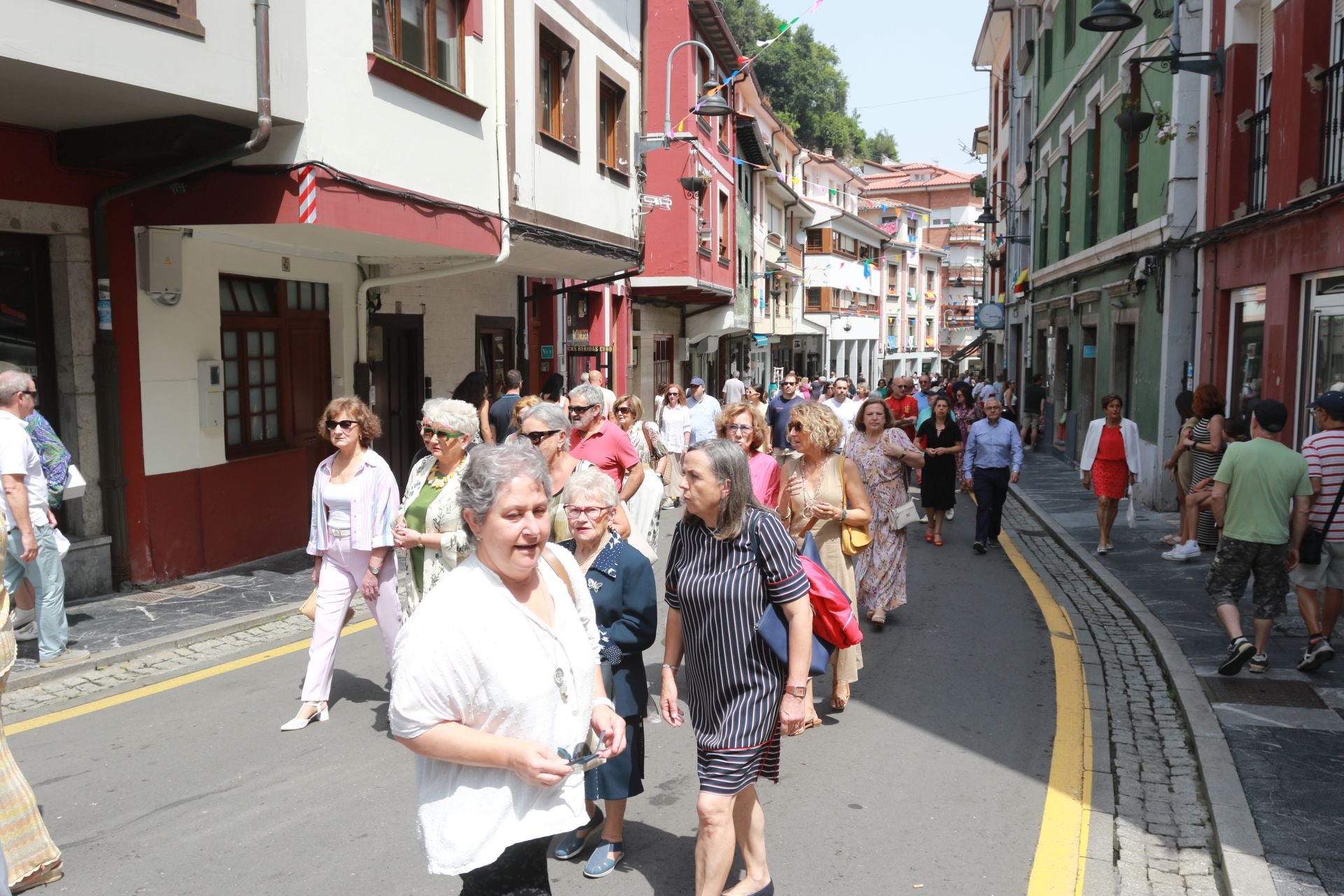 Cudillero vive una Amuravela multitudinaria por San Pedro