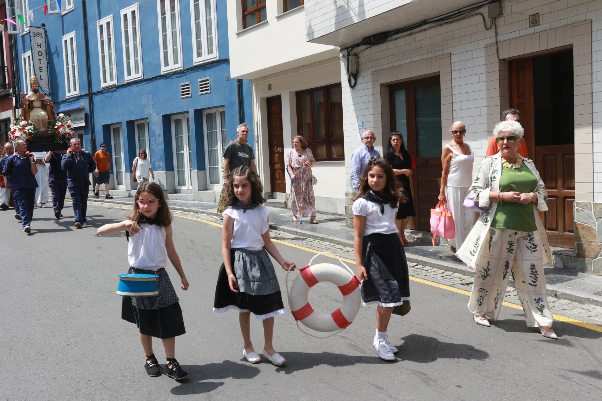 Cudillero vive una Amuravela multitudinaria por San Pedro