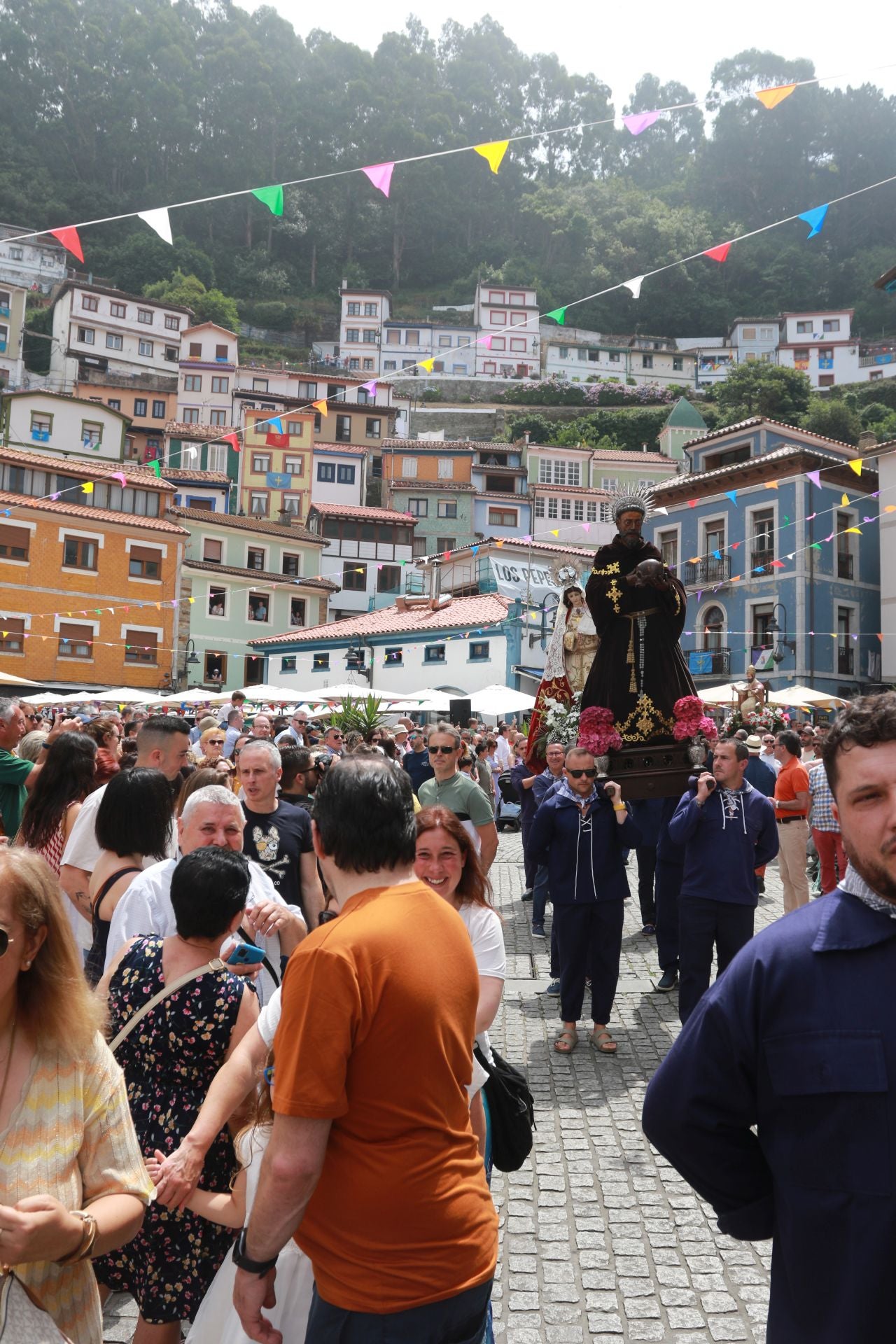 Cudillero vive una Amuravela multitudinaria por San Pedro