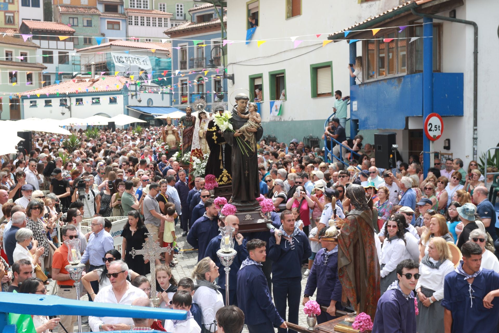 Cudillero vive una Amuravela multitudinaria por San Pedro
