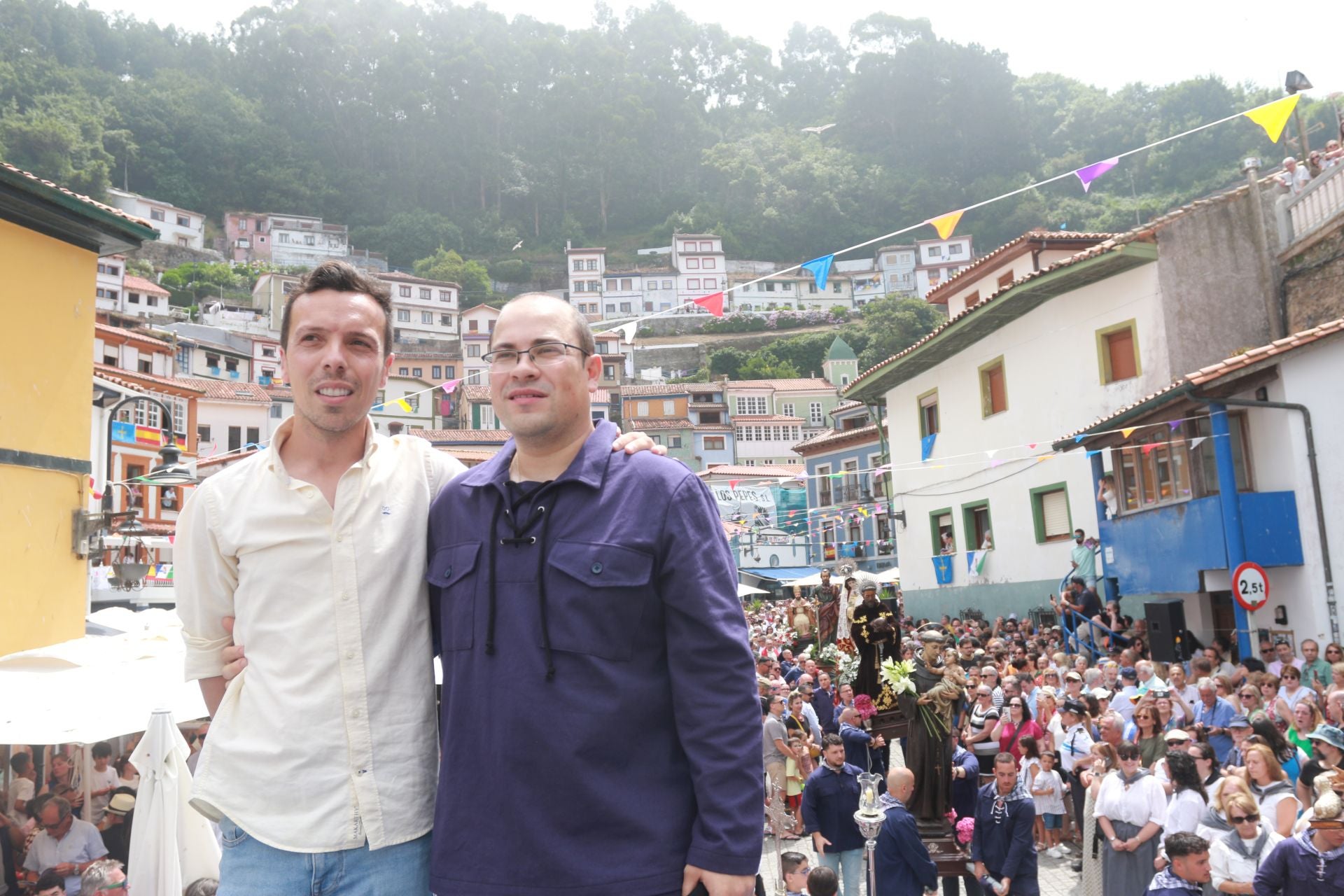Cudillero vive una Amuravela multitudinaria por San Pedro
