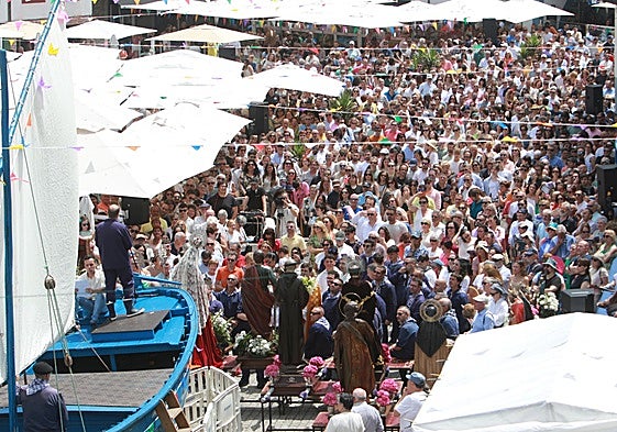 Juan Luis Fernández recita, sobre el 'Silvino Marqués', los primeros versos de l'Amuravela ante una abarrotada plaza de la Marina