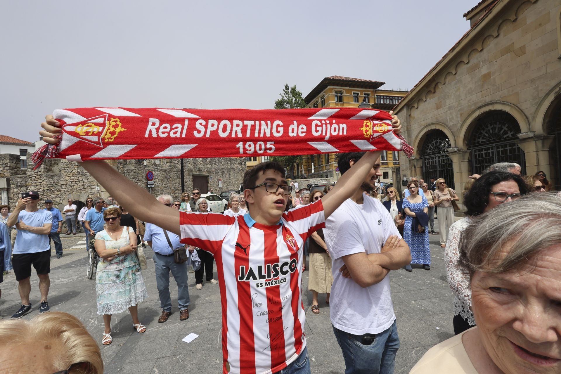 Gijón se rinde a San Pedro