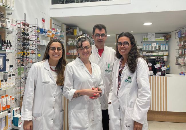 Farmacia Estrada. Belén del Campo con su equipo.