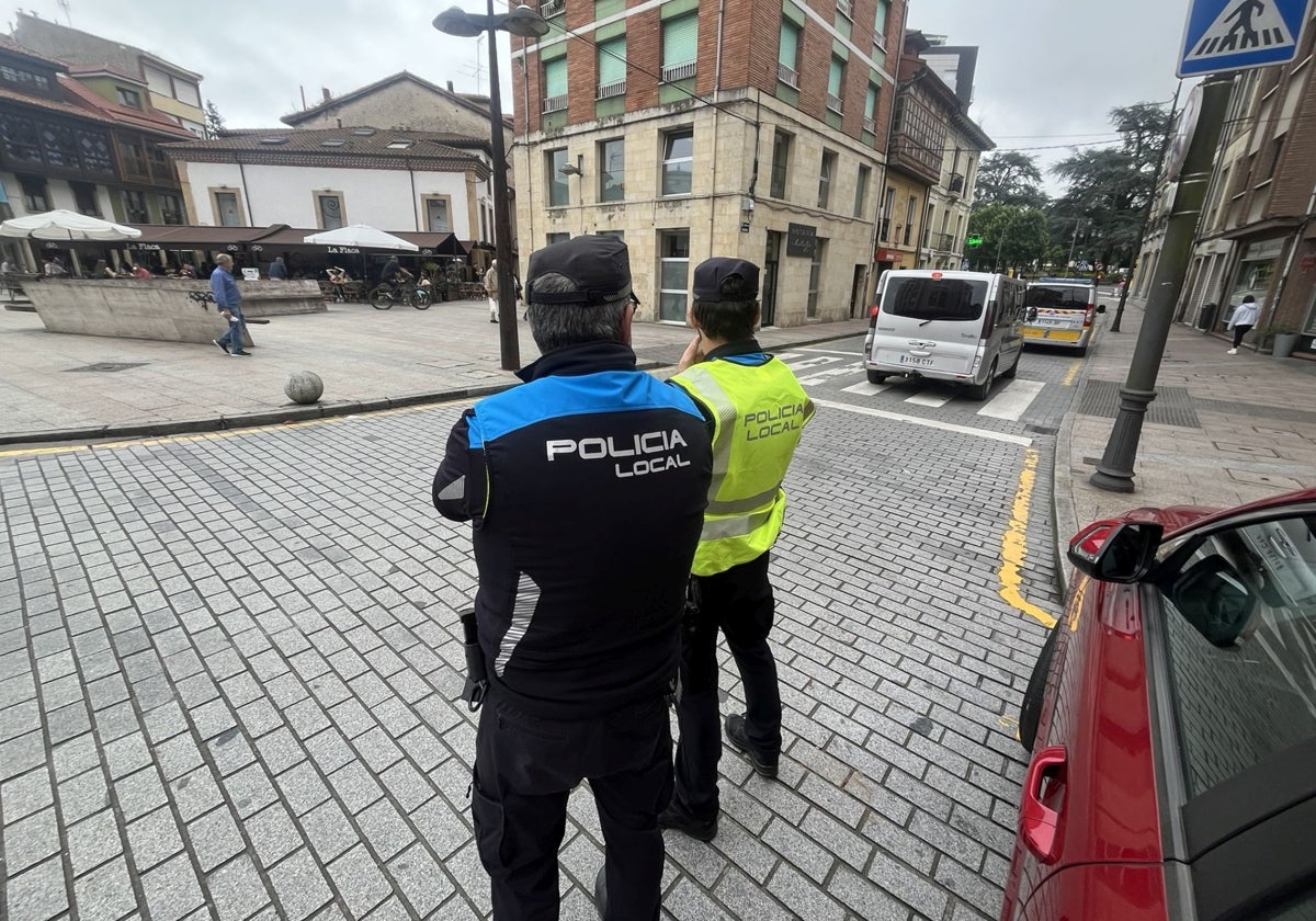 Agentes de la Policía Local en Pola de Siero.
