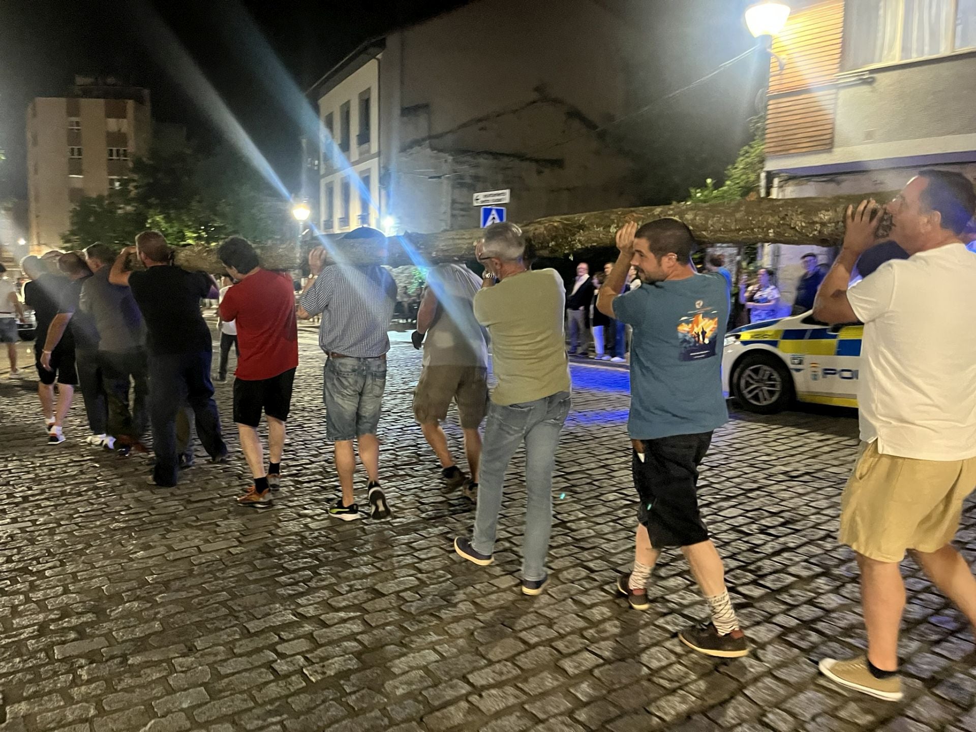 Así fue la plantá del roble por los casados en la plaza de Les Campes de Pola de Siero