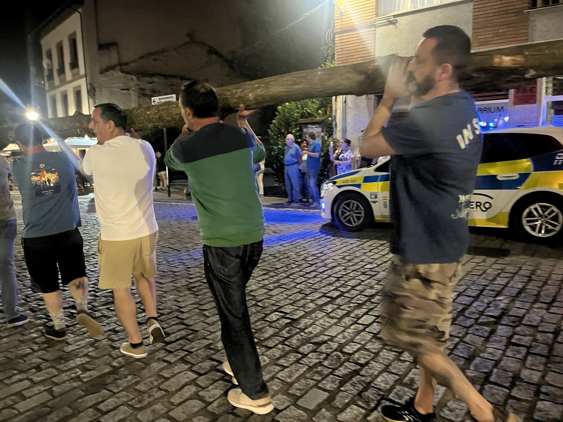 Así fue la plantá del roble por los casados en la plaza de Les Campes de Pola de Siero