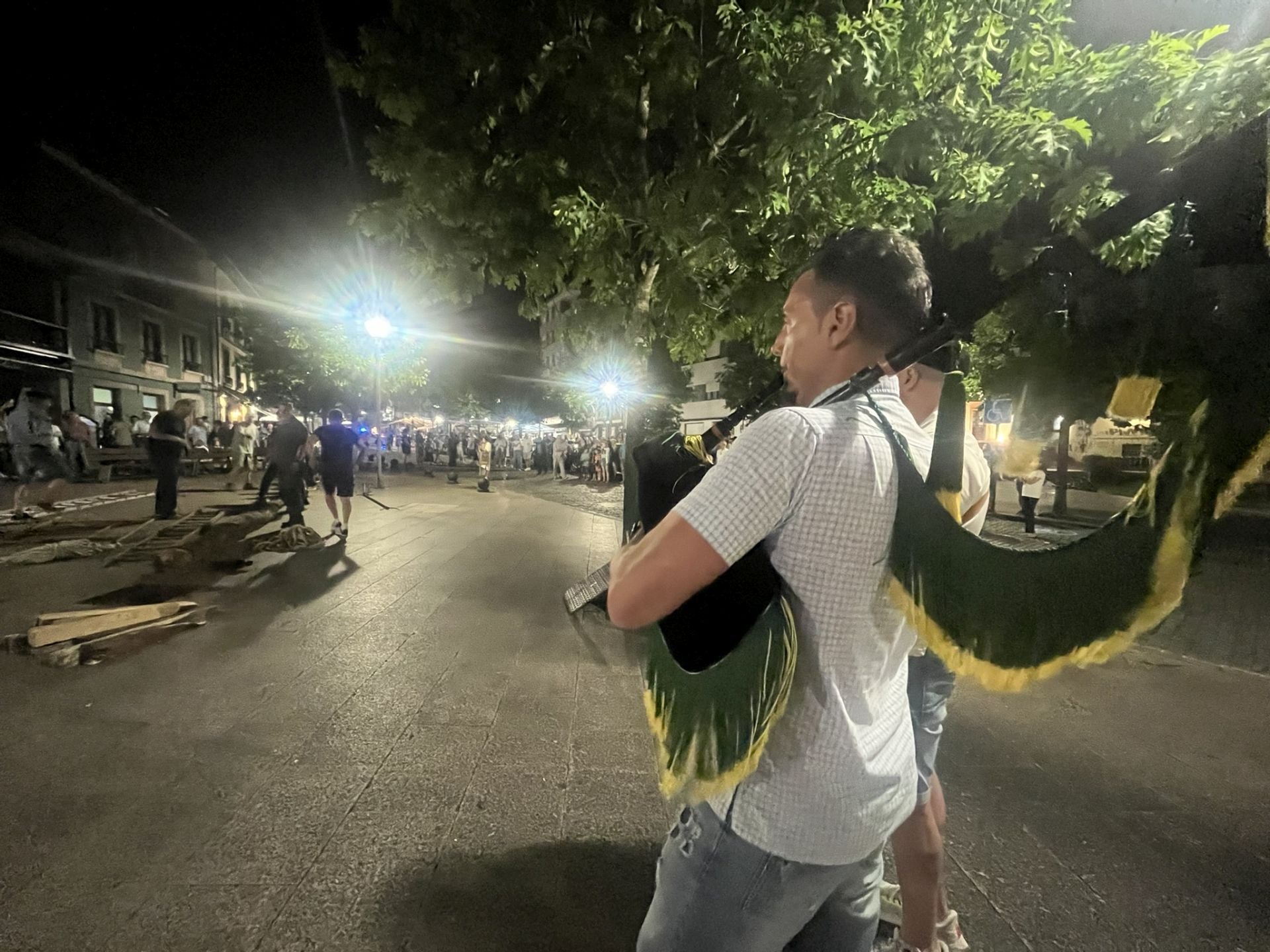 Así fue la plantá del roble por los casados en la plaza de Les Campes de Pola de Siero