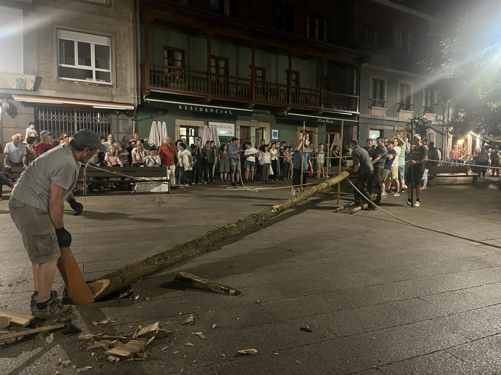 Así fue la plantá del roble por los casados en la plaza de Les Campes de Pola de Siero