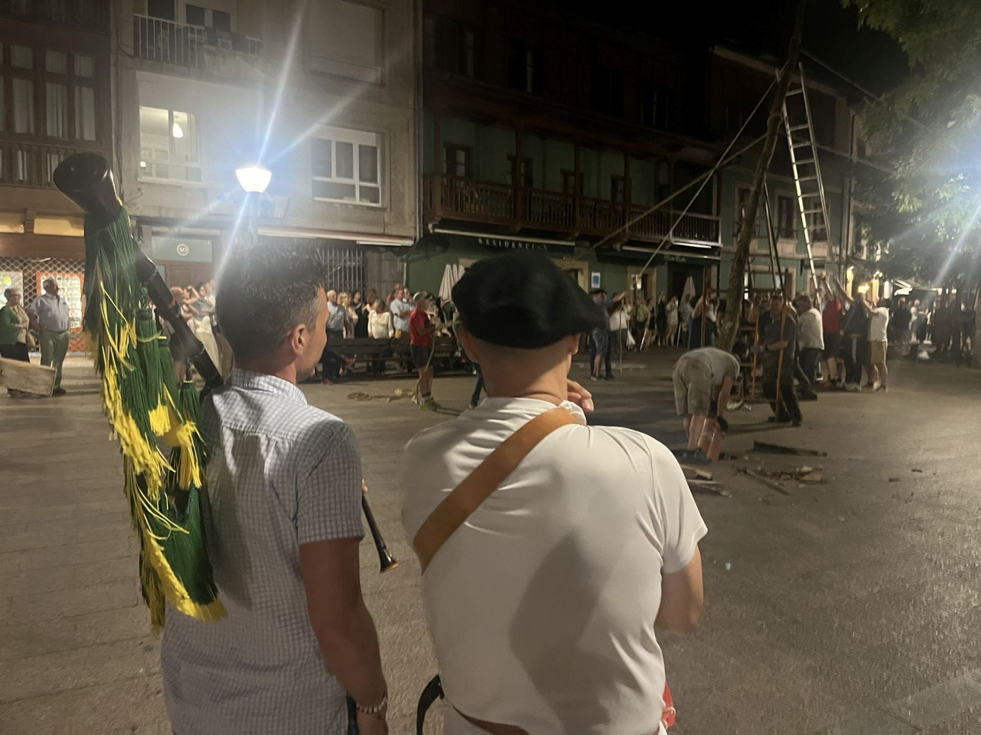Así fue la plantá del roble por los casados en la plaza de Les Campes de Pola de Siero