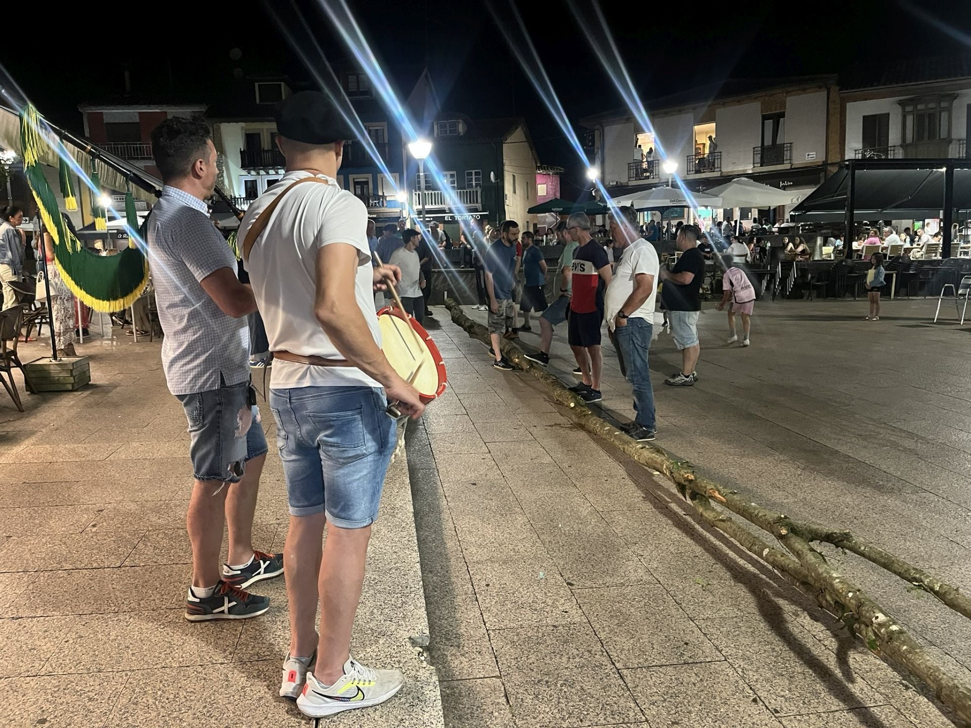 Así fue la plantá del roble por los casados en la plaza de Les Campes de Pola de Siero