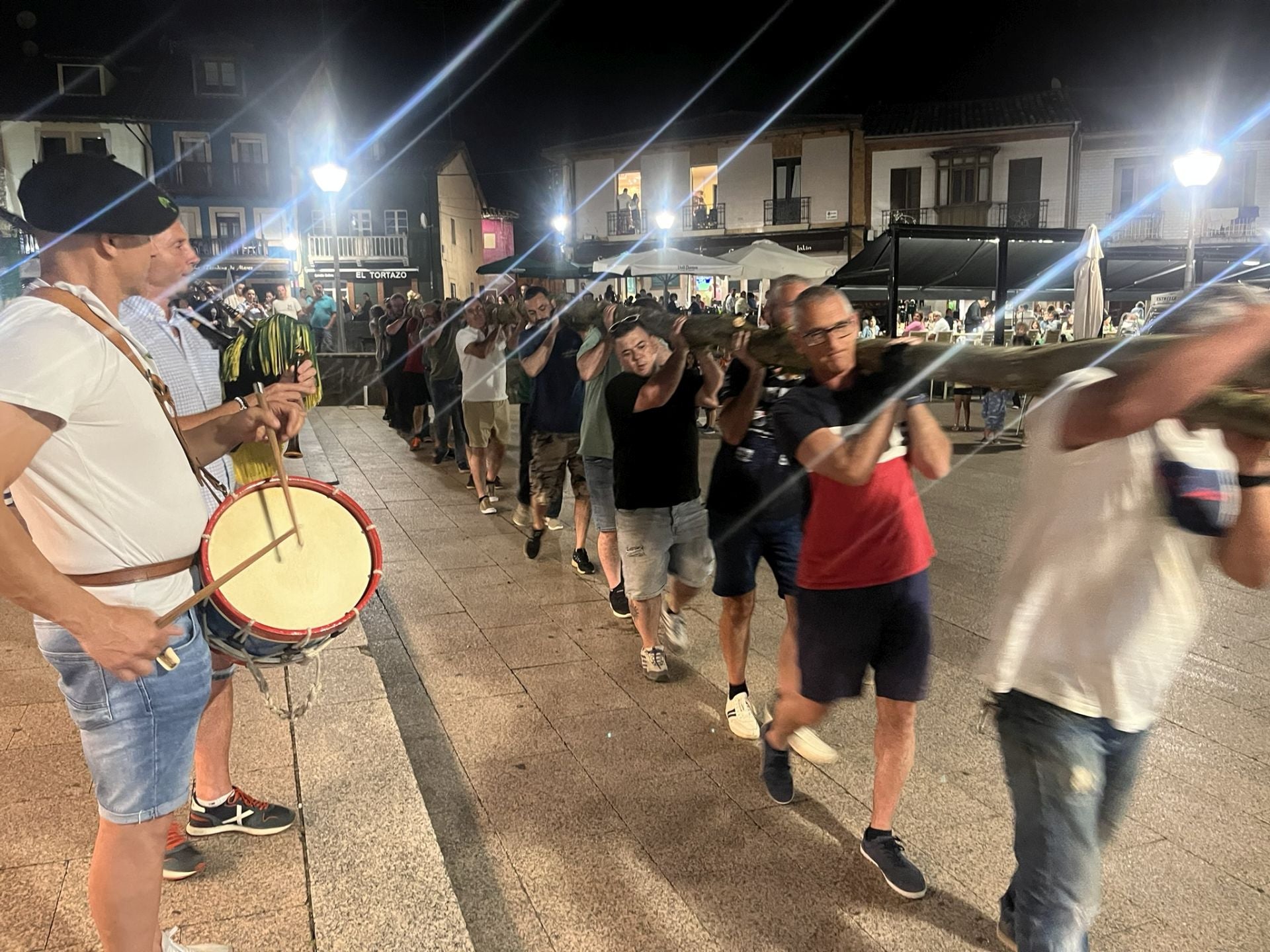 Así fue la plantá del roble por los casados en la plaza de Les Campes de Pola de Siero