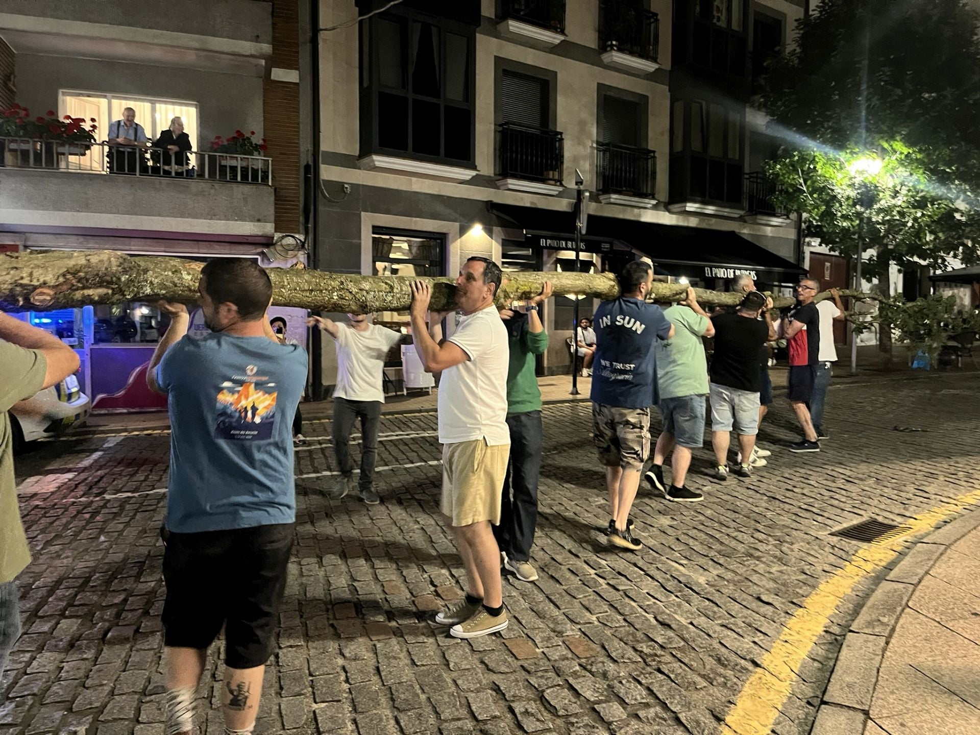 Así fue la plantá del roble por los casados en la plaza de Les Campes de Pola de Siero