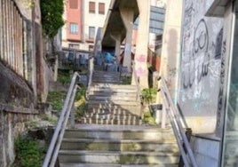 Estado actual de las escaleras y el ascensor de acceso a la villa mediante la estación de tren .
