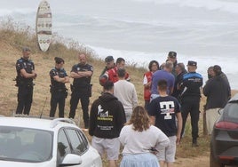 Policía, Guardia Civil y miembros de Cruz Roja, en la playa de Verdicio, atienden a los familiares del pescador fallecido.