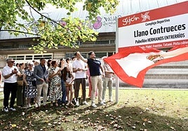 Momento en el que los hermanos Entrerríos descubren la placa que da su nombre a la instalación deportiva.