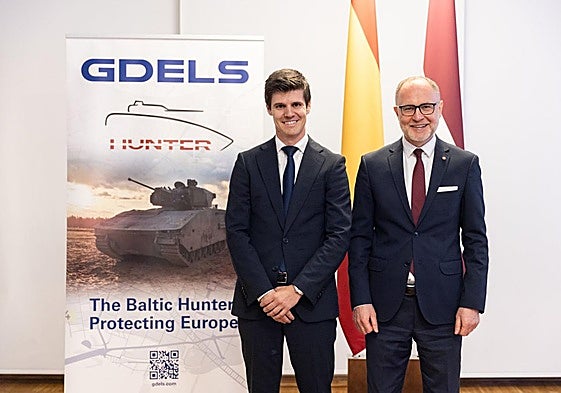 Alejandro Page, vicepresidente de GDELS-Santa Bárbara Sistemas, y Andris Spruds, ministro de Defensa de Letonia, durante el acto de firma del contrato.