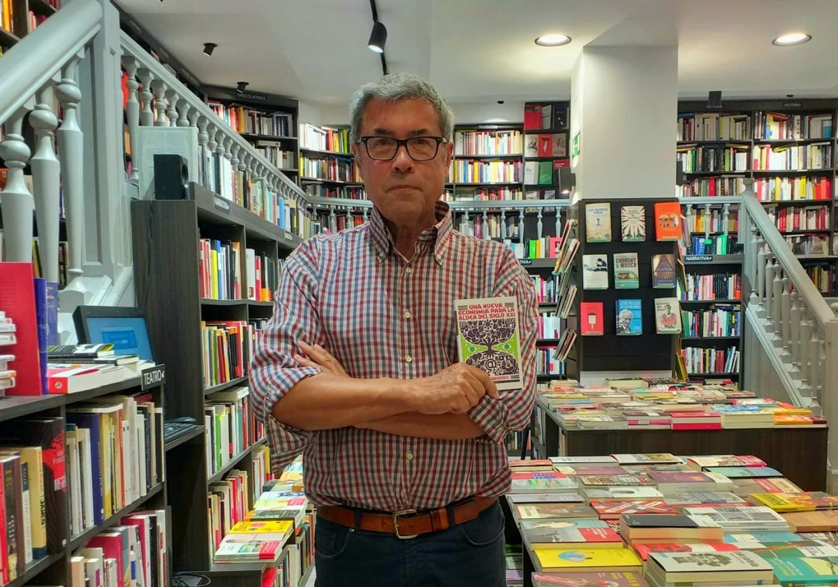 Jaime Izquierdo, con su nuevo libro, en la librería Matadero Uno, momentos antes de la presentación.