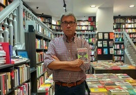 Jaime Izquierdo, con su nuevo libro, en la librería Matadero Uno, momentos antes de la presentación.