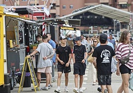 El área de las 'foodtrucks' del Longboard el año pasado en Salinas.
