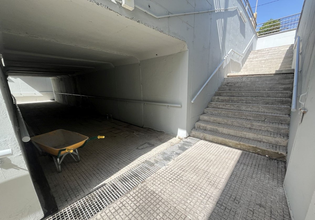 Pasadizo bajo las vías en el apesdero de Feve en La Carrera totalmente recuperado tras estar meses anegado.