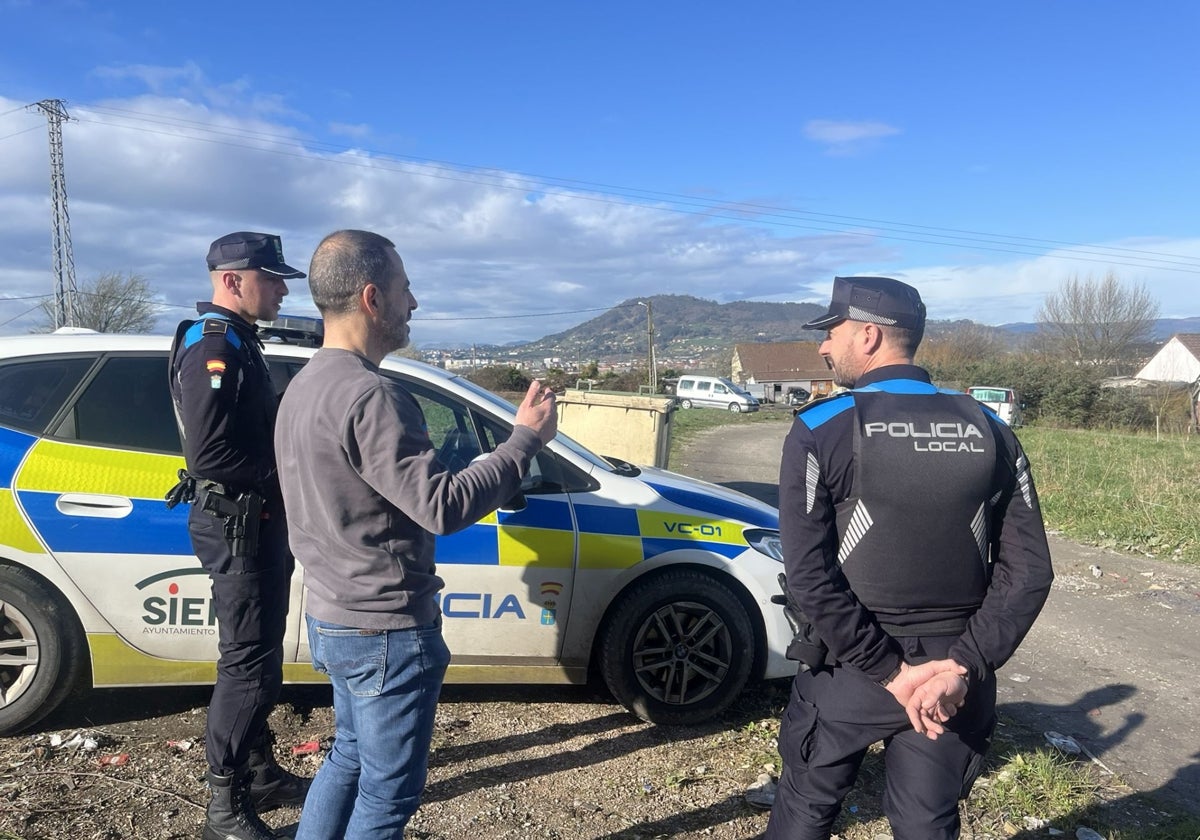 El alcalde, con dos agentes de la Policía Local.