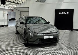 El nuevo Kia EV4 mide 4,70 metros de largo con su carrocería Fastback, y 4,43 metros con la carrocería Sedán.