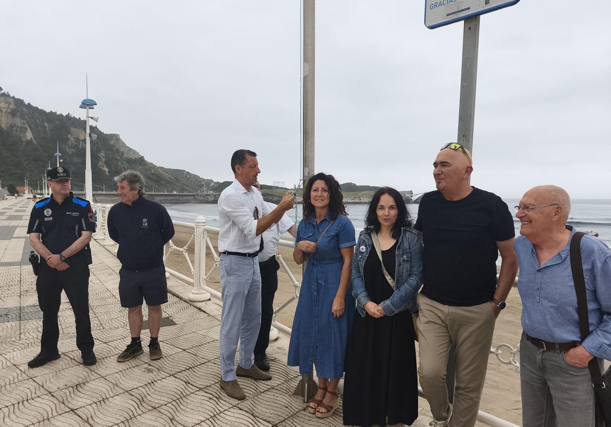El alcalde, Eloy Alonso, izando la bandera azul en Salinas.