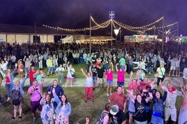Ambiente nocturno el pasado fin de semana en las fiestas de Jove, celebradas por segundo año consecutivo en el parque de El Lauredal.