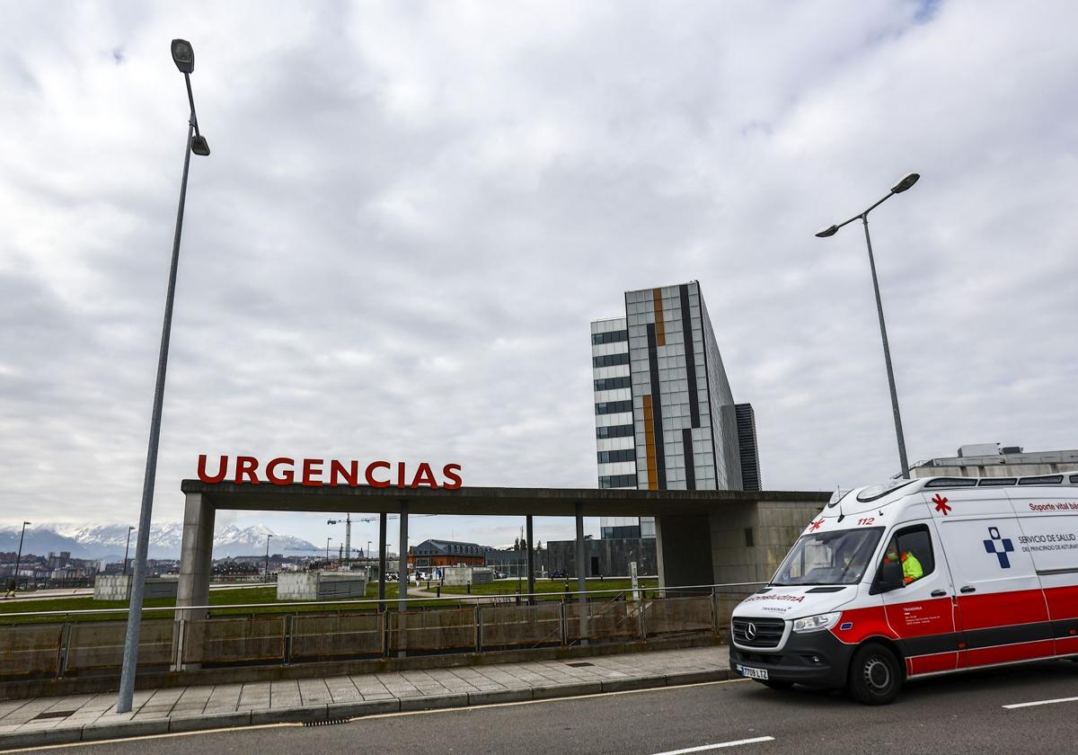 Una ambulancia llega a Urgencias del HUCA.
